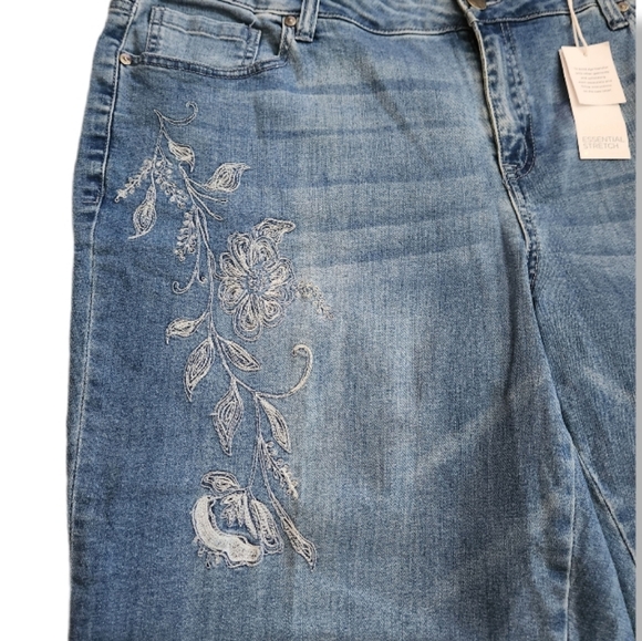 Lane Bryant Distressed Blue Cropped Flower Embroidered Detail Denim Sz 20 - Picture 3 of 16
